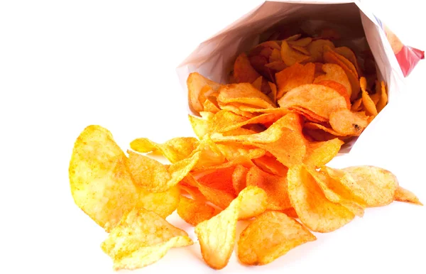 Påse Med Stekt Chips Potatischips Hällt Från Packning Vit Bakgrund — Stockfoto