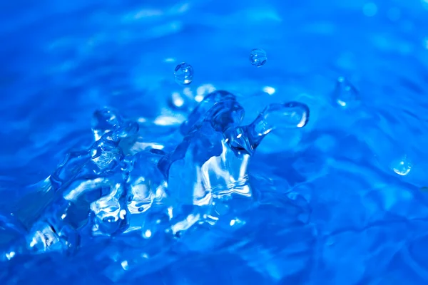 暗蓝色的水溅 — 图库照片