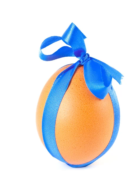 Пасхальное яйцо, украшенное темной голубой лентой — стоковое фото