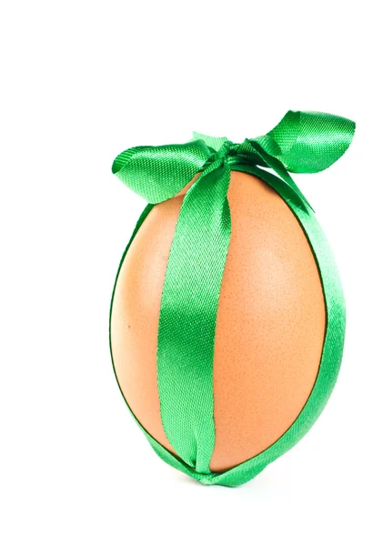 Пасхальне яйце, прикрашена зеленою стрічкою — стокове фото