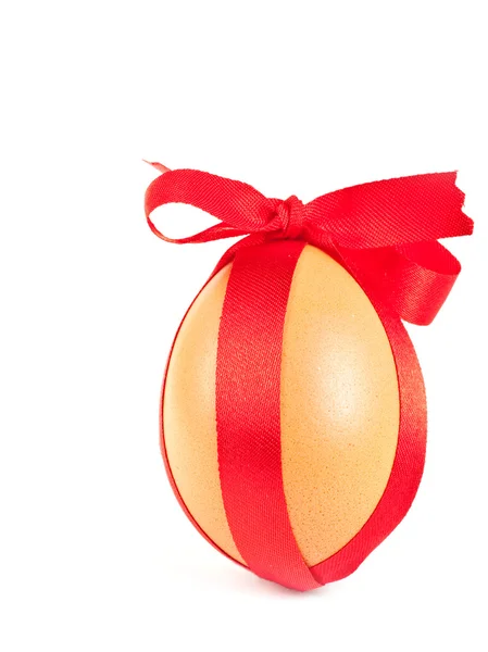 Huevo de Pascua, decorado con una cinta roja —  Fotos de Stock