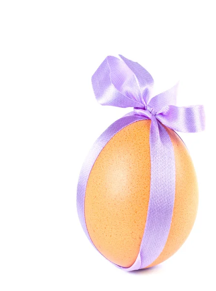 Πασχαλινό αυγό, διακοσμημένα ένα μοβ κορδέλα — Φωτογραφία Αρχείου