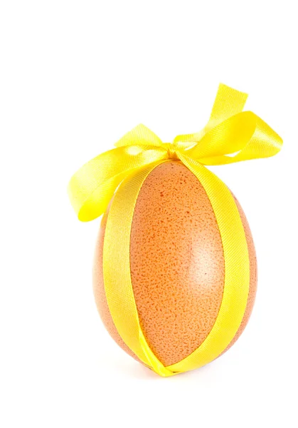 Osterei, dekoriert mit einer gelben Schleife — Stockfoto