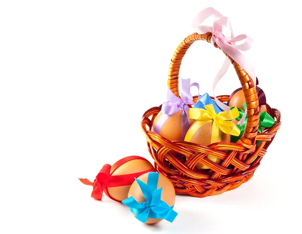 棕色篮的复活节彩蛋 — 图库照片