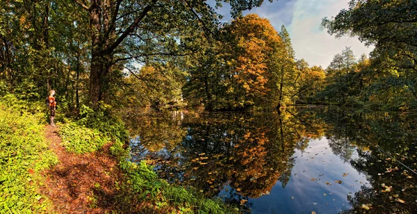 Paisaje de otoño con estanque — Foto de Stock