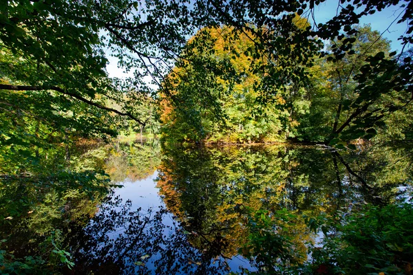 Paisaje de otoño con estanque —  Fotos de Stock