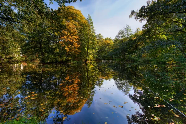 Herfst landschap met vijver — Stockfoto