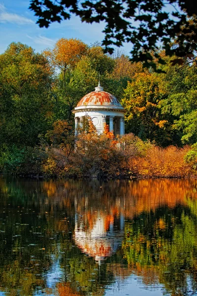 秋季风景与圆形建筑 — 图库照片