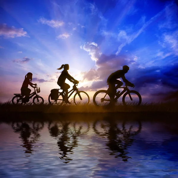 Семья на велосипеде Лицензионные Стоковые Изображения