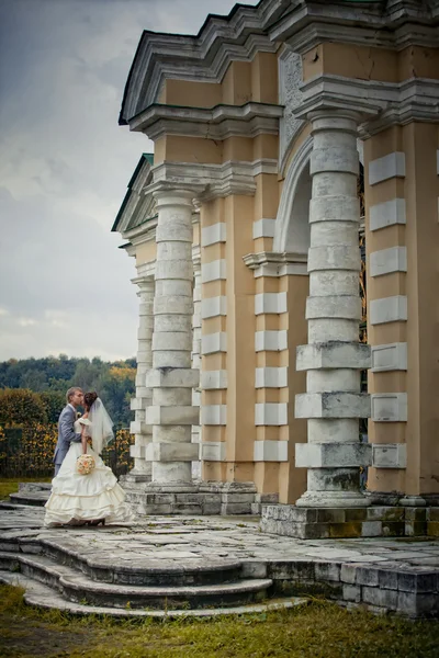 Retrato de recién casados en finca moscow —  Fotos de Stock