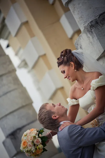 Retrato de recém-casados em propriedade moscow — Fotografia de Stock