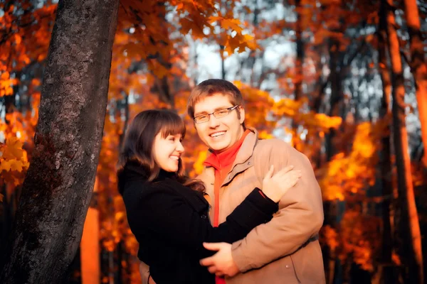 Молода щаслива пара в осінньому парку — стокове фото