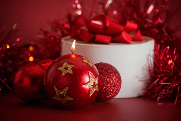 Weihnachtsschmuck in roten Farben — Stockfoto