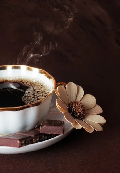 Die Tasse Kaffee mit Schokolade — Stockfoto