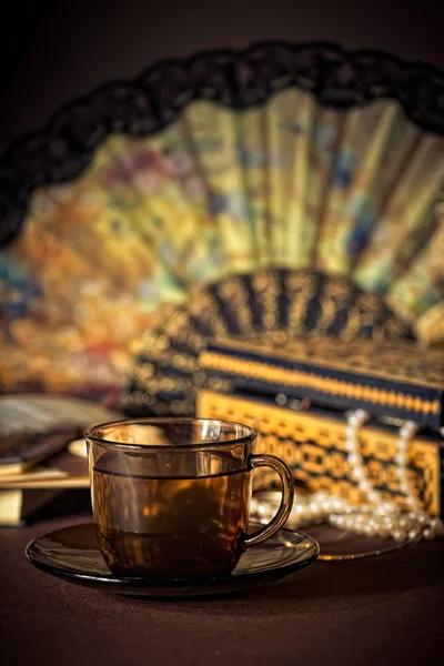 Fincan çay ve kadın şeyler ile natürmort — Stok fotoğraf