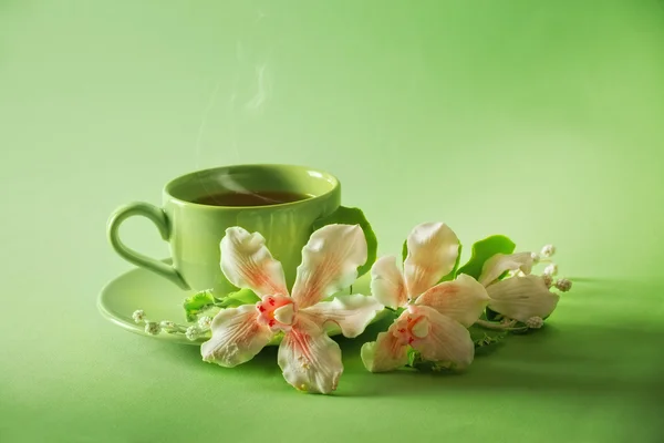 bir fincan yeşil çay