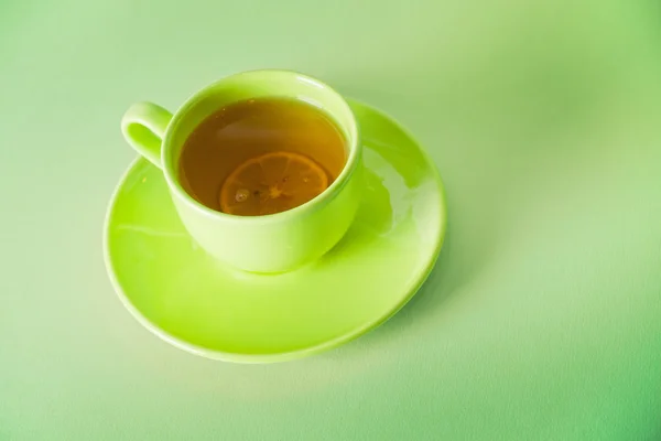Kuppi vihreää teetä. — kuvapankkivalokuva