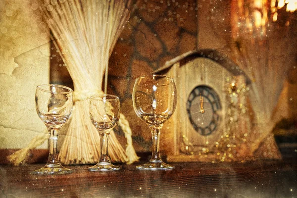 Bicchieri di vino e orologio a mezzanotte — Foto Stock