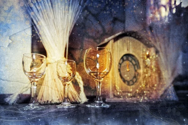 Wine glasses and clock at midnight — Stock Photo, Image