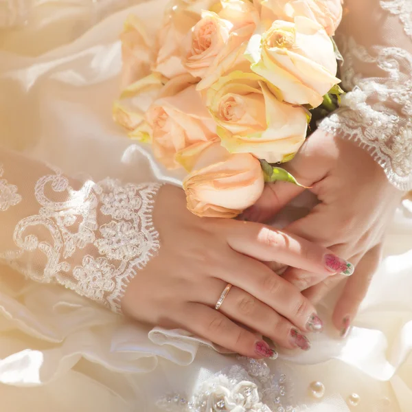 Recién casados manos con anillos de boda . —  Fotos de Stock