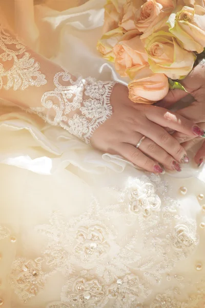 Pasgetrouwden handen met bruiloft ringen. — Stockfoto