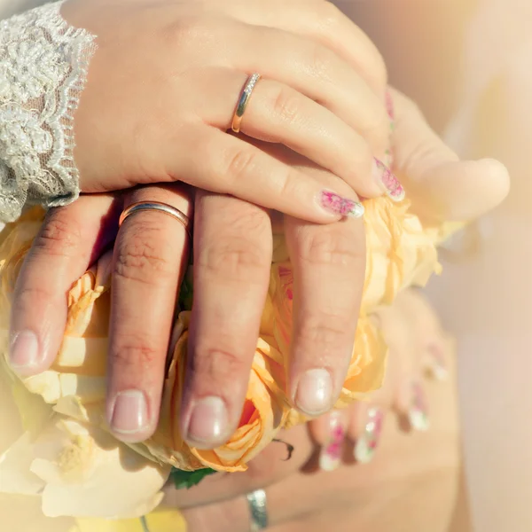 新婚夫妇手与结婚戒指. — 图库照片