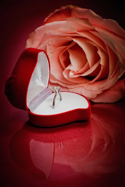 Nahaufnahme von rosa Rose mit Diamantring — Stockfoto