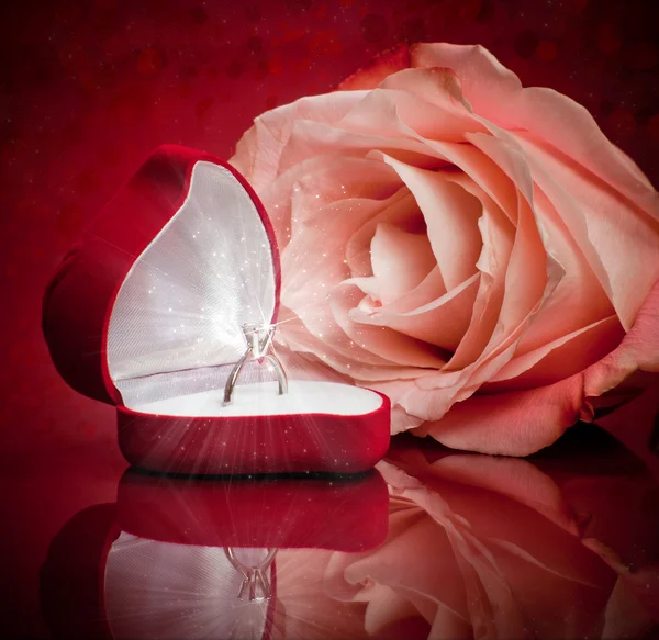 Közeli kép a rózsa a gyémánt gyűrű — Stock Fotó