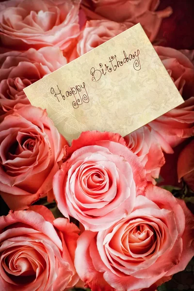 Un ramo de rosas rosadas con una tarjeta de felicitación —  Fotos de Stock