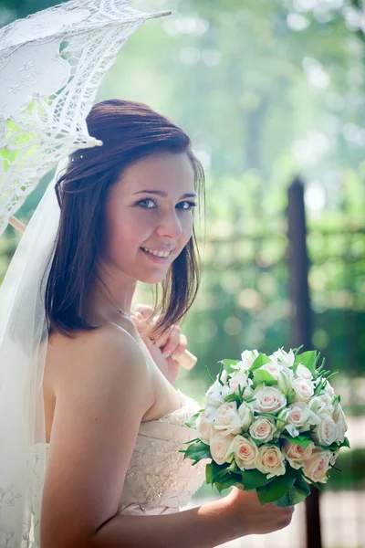 Retrato de noiva com guarda-chuva rendado — Fotografia de Stock