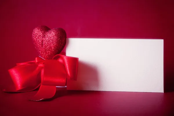 Tarjeta limpia en el fondo rojo el día de San Valentín — Foto de Stock