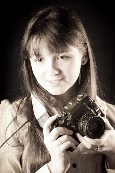 Menina com câmera retro — Fotografia de Stock