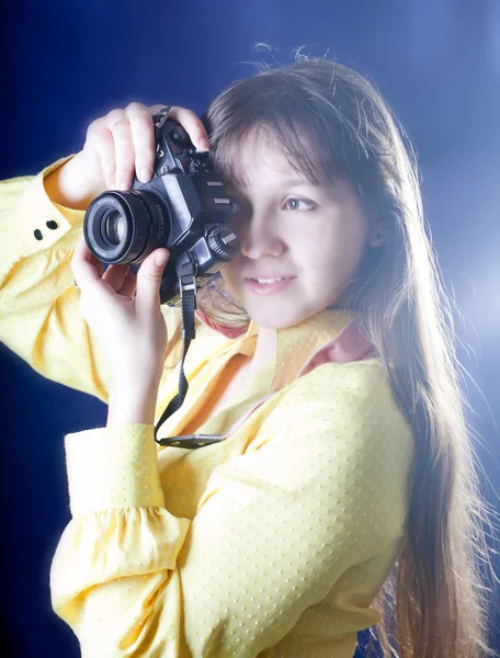 Meisje met retro camera — Stockfoto