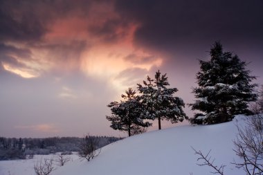Gün batımında kış manzarası