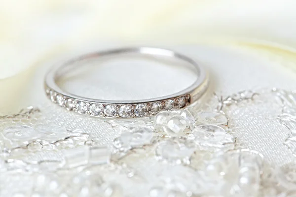 Snubní prsteny na krajkový polštář — Stock fotografie