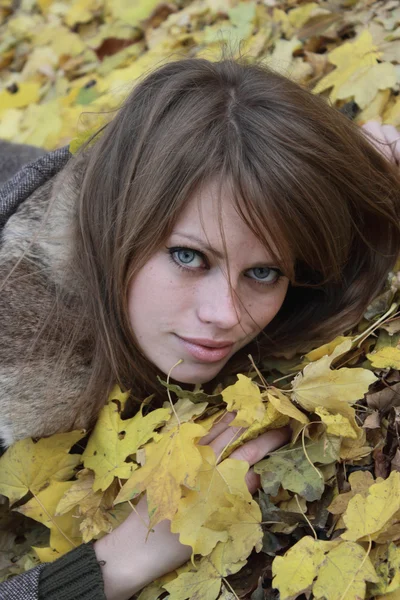 Κορίτσι Στην Ηλιόλουστη Φθινοπωρινή Ημέρα Ξαπλωμένος Στο Φύλλα Σφενδάμου — Φωτογραφία Αρχείου