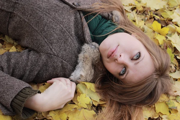 Κορίτσι Στην Ηλιόλουστη Φθινοπωρινή Ημέρα Ξαπλωμένος Στο Φύλλα Σφενδάμου — Φωτογραφία Αρχείου