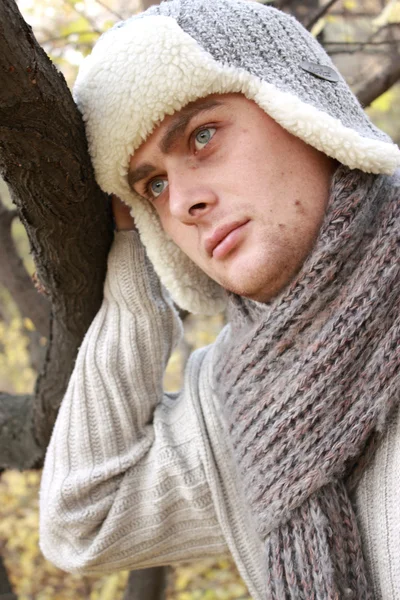 O tipo de gorro tricotado caminha no parque — Fotografia de Stock