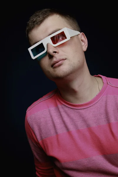 Un joven con gafas de anaglifo —  Fotos de Stock