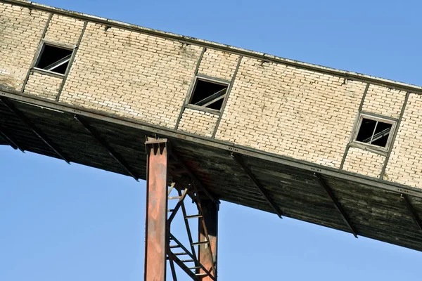 Verlaten fabrieksgebouw en schoorsteen — Stockfoto