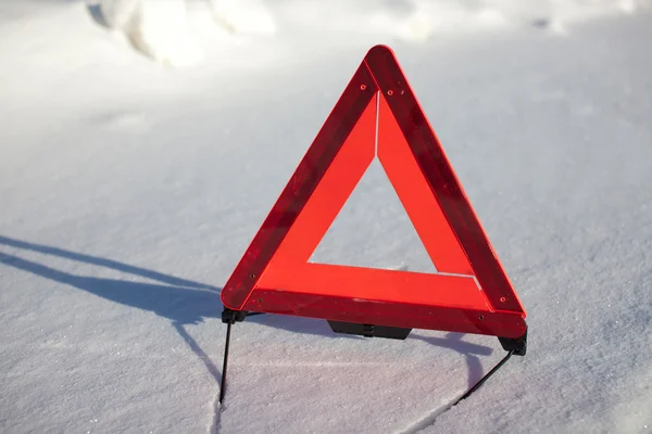 Triangle d'avertissement sur surface enneigée — Photo