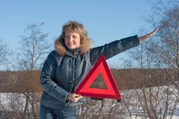 Donna Con Triangolo Avvertimento Nella Soleggiata Giornata Invernale Sopra Auto — Foto Stock