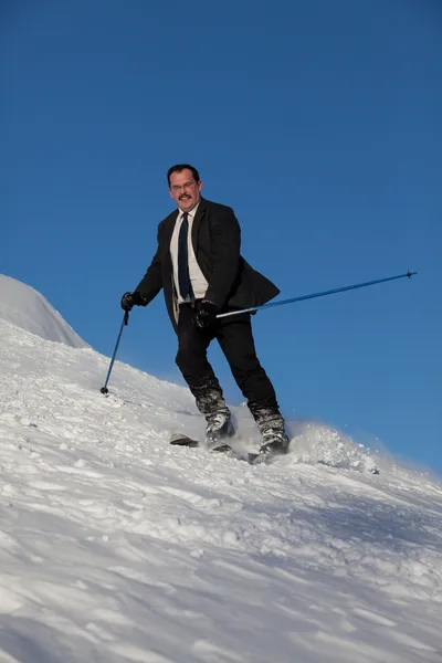 Человек Бизнесе Лыжах — стоковое фото