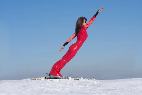 Kobieta na narty, pochylił się do przodu — Zdjęcie stockowe