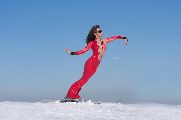 Femme élastique sur ski — Photo