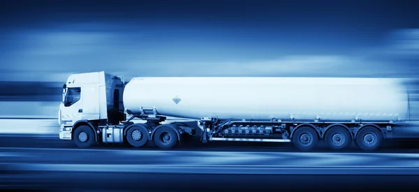 Bränsle lastbil i rörelse, monohromatic — Stockfoto