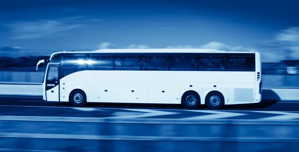 Autobus w ruchu, monohromatic — Zdjęcie stockowe