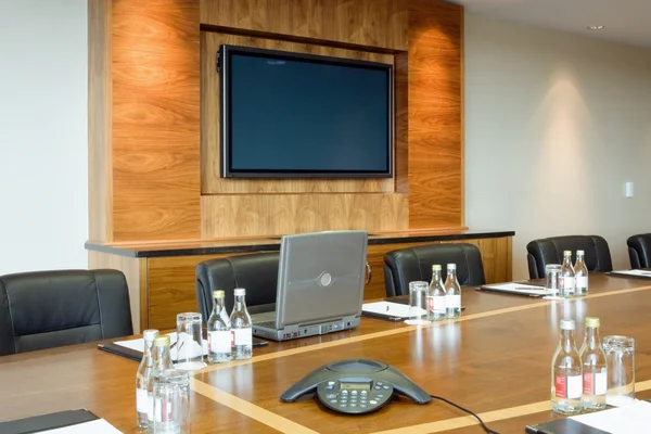 Conferentie zaal interieur met groot scherm — Stockfoto