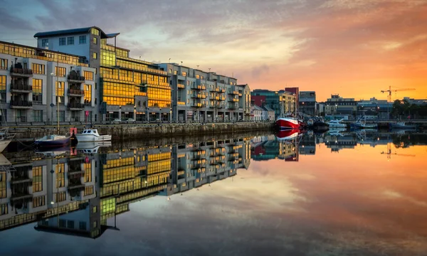 Vista de la mañana en el muelle de Galway con barcos reflejados en el agua, H —  Fotos de Stock
