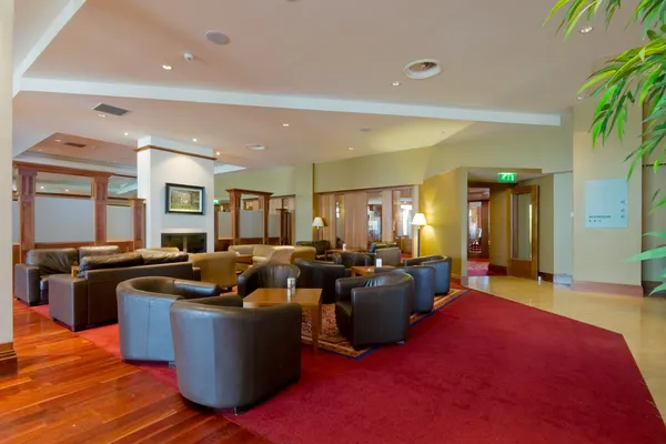 Wnętrza hotelu sala z skórzane fotele — Zdjęcie stockowe